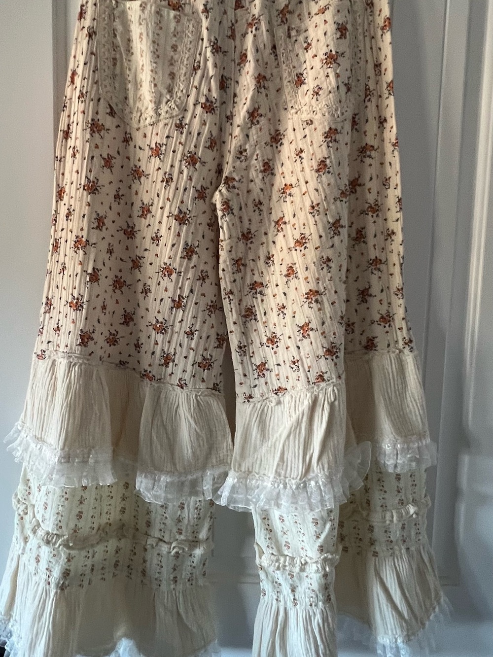 POL Cream Floral Tiered pants with Ruffle Hem - Picture 4 of 9